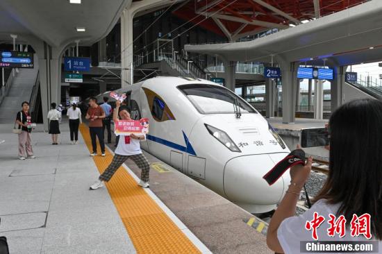 China's railway passenger trips during summer holidays exceed 500m