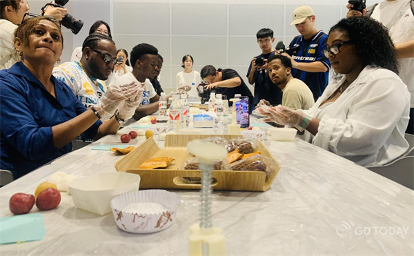 Influencers from Caribbean countries make mooncakes to celebrate Mid-Autumn Festival in Dongguan