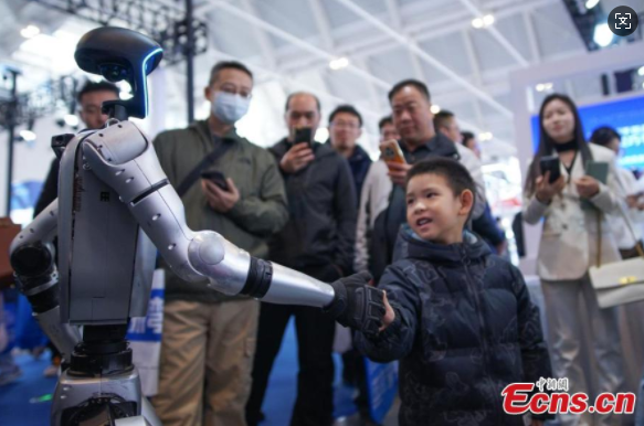 Humanoid robots attract visitors to Tianjin Industrial Expo