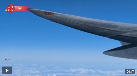 独家视频丨习近平主席专机抵达莫斯科 俄战机升空护航
