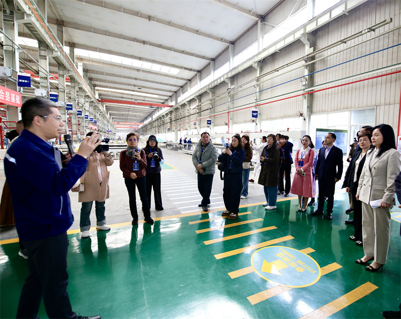 海外华媒走进少林客车，背后藏着“中巴王”怎样的全球野心？