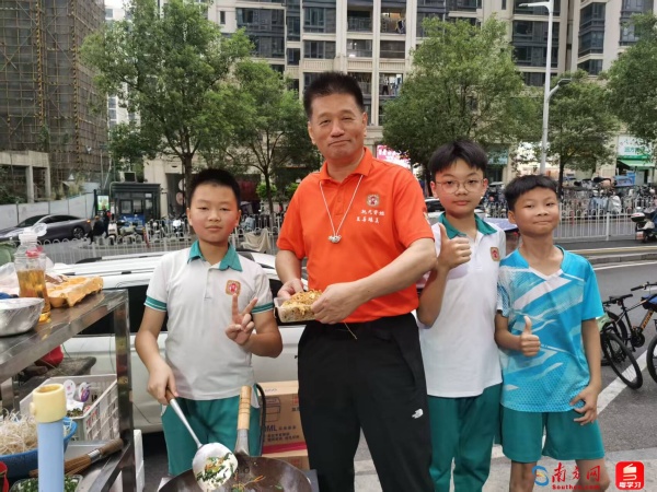 广州11岁炒粉“小孩哥”走红，校长点赞：劳动是最好教科书