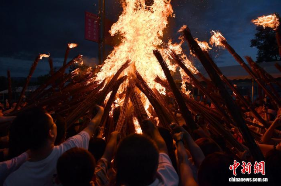 凉山火把狂欢夜：一炬越千年 “月城”尽欢颜