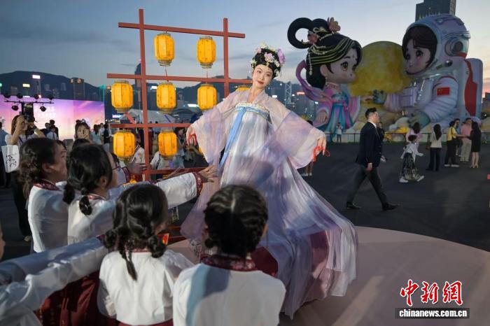 香港“华服嘉年华”启幕 航天国风主题花灯点亮中秋维港