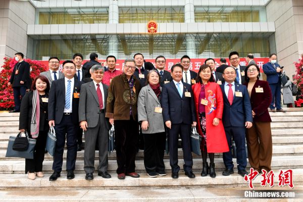 福建两会听台胞说：希望更多台青乘上大陆高速发展的列车