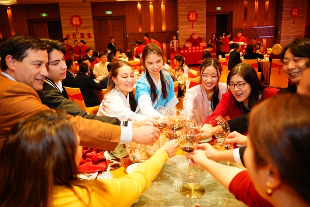 Guangdong hosts Chinese New Year Eve's Feast for global friends to celebrate reunion