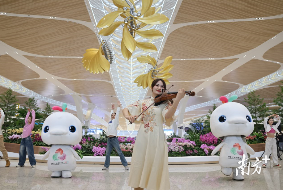 白云机场T3今起开启国际业务，第一位出境旅客：“很漂亮很便利！”