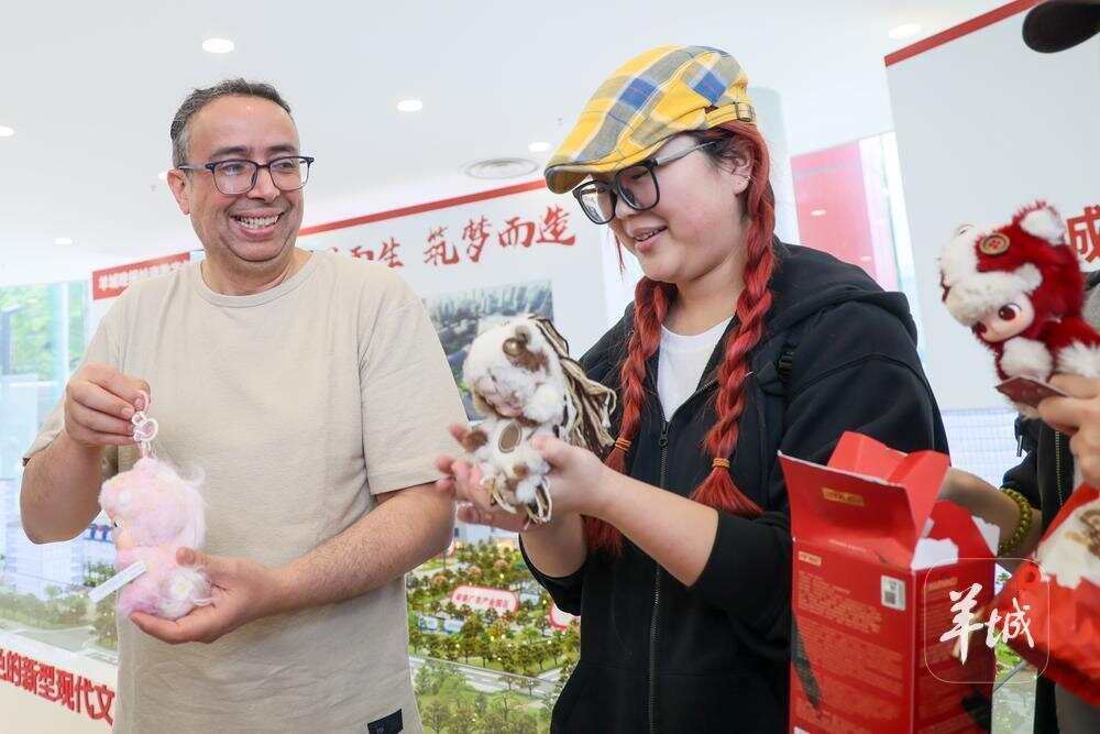 “广货”如何圈粉老外？米兰小哥走进羊城创意园寻找答案